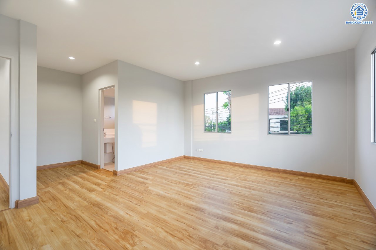 บ้านเดี่ยวมือสอง นนทบุรี ม.ชัยพฤกษ์ บางใหญ่ เฟส1 หลลังมุม คุณภาพจากแบรนด์ L&H เนื้อที่กว้างกว่า 71.20 ตร.ว. ฟังก์ชัน 3 ห้องนอน 3 ห้องน้ำ 2 ที่จอดรถ ภายในตกแต่งแบบโมเดิร์น สภาพสวย ฟรี! แอร์ 5 เครื่อง ตั้งบนทำเลเดินทางสะดวก ใกล้รถไฟฟ้าสายสีม่วง "สถานีคลองบางไผ่" และจุดขึ้นทางด่วน "ศรีรัช"