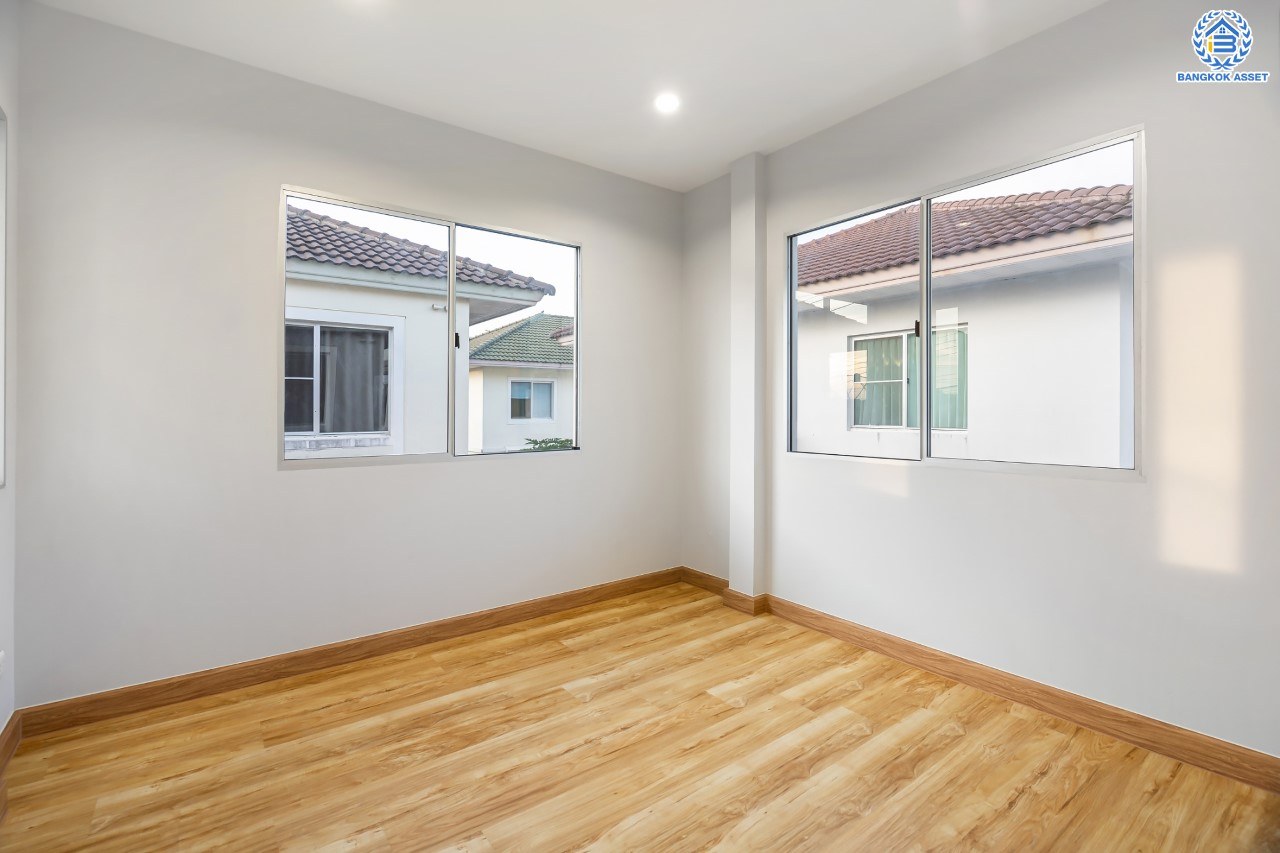 บ้านเดี่ยวมือสอง นนทบุรี ม.ชัยพฤกษ์ บางใหญ่ เฟส1 หลลังมุม คุณภาพจากแบรนด์ L&H เนื้อที่กว้างกว่า 71.20 ตร.ว. ฟังก์ชัน 3 ห้องนอน 3 ห้องน้ำ 2 ที่จอดรถ ภายในตกแต่งแบบโมเดิร์น สภาพสวย ฟรี! แอร์ 5 เครื่อง ตั้งบนทำเลเดินทางสะดวก ใกล้รถไฟฟ้าสายสีม่วง "สถานีคลองบางไผ่" และจุดขึ้นทางด่วน "ศรีรัช"