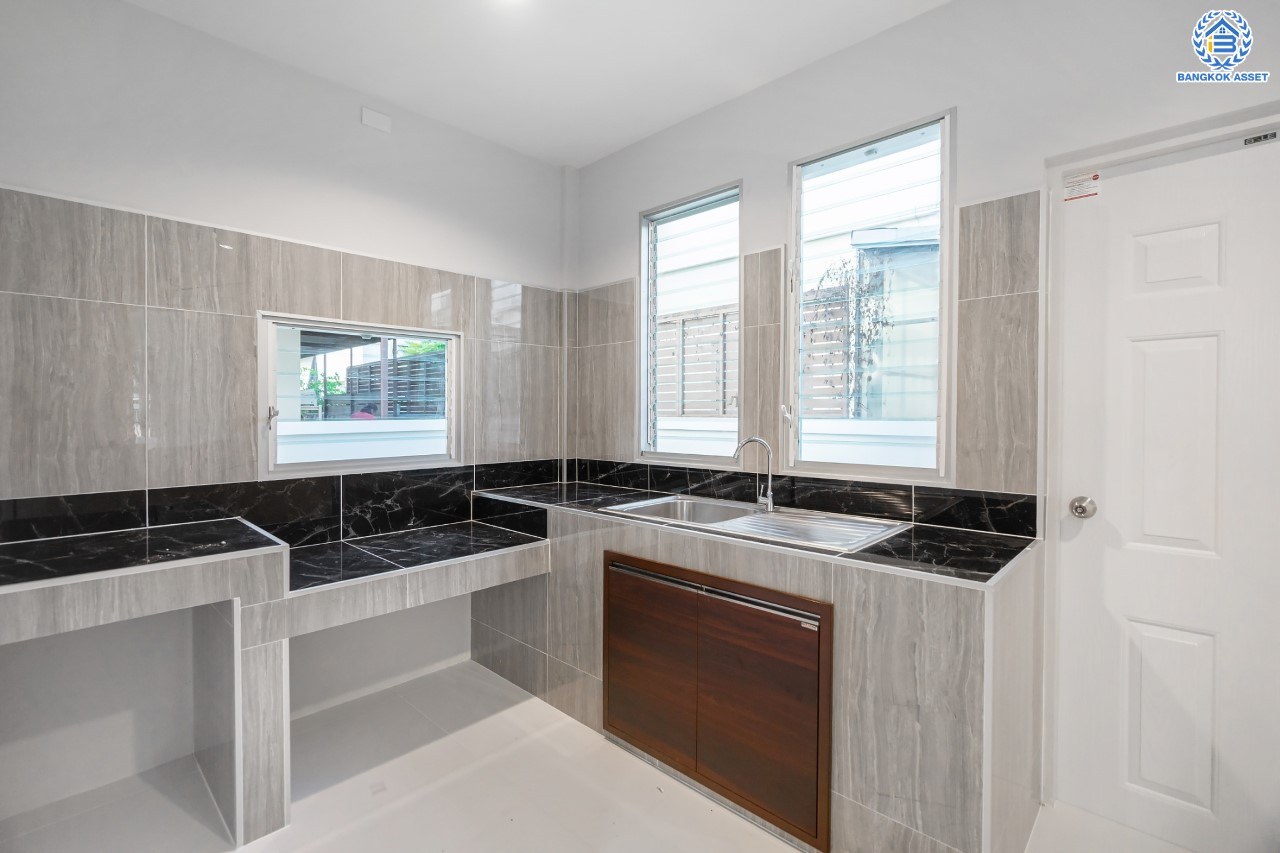 บ้านเดี่ยวมือสอง นนทบุรี ม.ชัยพฤกษ์ บางใหญ่ เฟส1 หลลังมุม คุณภาพจากแบรนด์ L&H เนื้อที่กว้างกว่า 71.20 ตร.ว. ฟังก์ชัน 3 ห้องนอน 3 ห้องน้ำ 2 ที่จอดรถ ภายในตกแต่งแบบโมเดิร์น สภาพสวย ฟรี! แอร์ 5 เครื่อง ตั้งบนทำเลเดินทางสะดวก ใกล้รถไฟฟ้าสายสีม่วง "สถานีคลองบางไผ่" และจุดขึ้นทางด่วน "ศรีรัช"