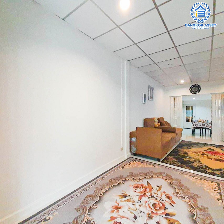 *****ทาวน์เฮ้าส์มือสอง โครงการ บุศรินทร์ วงแหวน-รัตนาธิเบศร์ เนื้อที่กว้าง 28.10 ตร.ว. ฟังก์ชัน 4 ห้องนอน 2 ห้องน้ำ ภายในโล่งกว้าง แต่งสวยสไตล์โมเดิร์น ฟรี! เครื่องปรับอากาศ บนทำเลเดินทางสะดวก เชื่อมต่อถนนบ้านกล้วย-ไทรน้อย, ถนนบางกรวย-ไทรน้อย, ถนนกาญจณาภิเษก ใกล้จุดขึ้นทางด่วน "ศรีรัช" จองเลย!