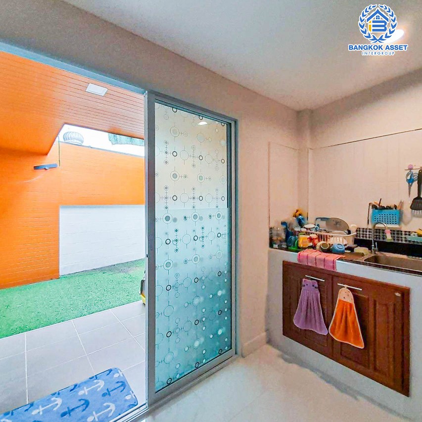 *****ทาวน์เฮ้าส์มือสอง โครงการ บุศรินทร์ วงแหวน-รัตนาธิเบศร์ เนื้อที่กว้าง 28.10 ตร.ว. ฟังก์ชัน 4 ห้องนอน 2 ห้องน้ำ ภายในโล่งกว้าง แต่งสวยสไตล์โมเดิร์น ฟรี! เครื่องปรับอากาศ บนทำเลเดินทางสะดวก เชื่อมต่อถนนบ้านกล้วย-ไทรน้อย, ถนนบางกรวย-ไทรน้อย, ถนนกาญจณาภิเษก ใกล้จุดขึ้นทางด่วน "ศรีรัช" จองเลย!