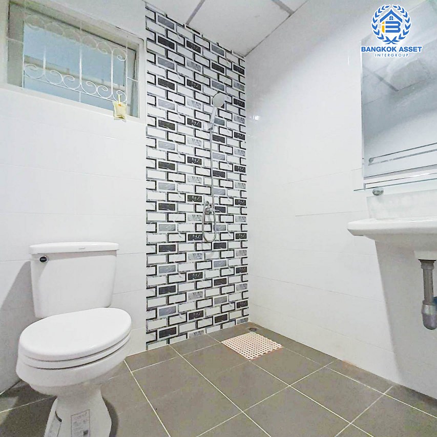 *****ทาวน์เฮ้าส์มือสอง โครงการ บุศรินทร์ วงแหวน-รัตนาธิเบศร์ เนื้อที่กว้าง 28.10 ตร.ว. ฟังก์ชัน 4 ห้องนอน 2 ห้องน้ำ ภายในโล่งกว้าง แต่งสวยสไตล์โมเดิร์น ฟรี! เครื่องปรับอากาศ บนทำเลเดินทางสะดวก เชื่อมต่อถนนบ้านกล้วย-ไทรน้อย, ถนนบางกรวย-ไทรน้อย, ถนนกาญจณาภิเษก ใกล้จุดขึ้นทางด่วน "ศรีรัช" จองเลย!