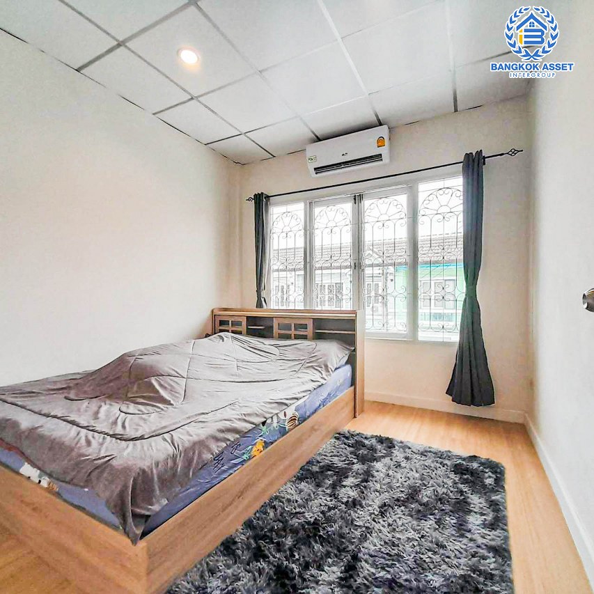 *****ทาวน์เฮ้าส์มือสอง โครงการ บุศรินทร์ วงแหวน-รัตนาธิเบศร์ เนื้อที่กว้าง 28.10 ตร.ว. ฟังก์ชัน 4 ห้องนอน 2 ห้องน้ำ ภายในโล่งกว้าง แต่งสวยสไตล์โมเดิร์น ฟรี! เครื่องปรับอากาศ บนทำเลเดินทางสะดวก เชื่อมต่อถนนบ้านกล้วย-ไทรน้อย, ถนนบางกรวย-ไทรน้อย, ถนนกาญจณาภิเษก ใกล้จุดขึ้นทางด่วน "ศรีรัช" จองเลย!