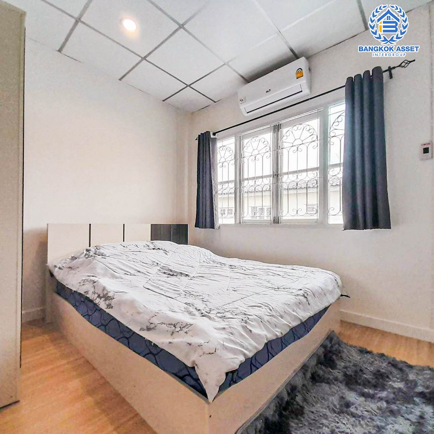 *****ทาวน์เฮ้าส์มือสอง โครงการ บุศรินทร์ วงแหวน-รัตนาธิเบศร์ เนื้อที่กว้าง 28.10 ตร.ว. ฟังก์ชัน 4 ห้องนอน 2 ห้องน้ำ ภายในโล่งกว้าง แต่งสวยสไตล์โมเดิร์น ฟรี! เครื่องปรับอากาศ บนทำเลเดินทางสะดวก เชื่อมต่อถนนบ้านกล้วย-ไทรน้อย, ถนนบางกรวย-ไทรน้อย, ถนนกาญจณาภิเษก ใกล้จุดขึ้นทางด่วน "ศรีรัช" จองเลย!