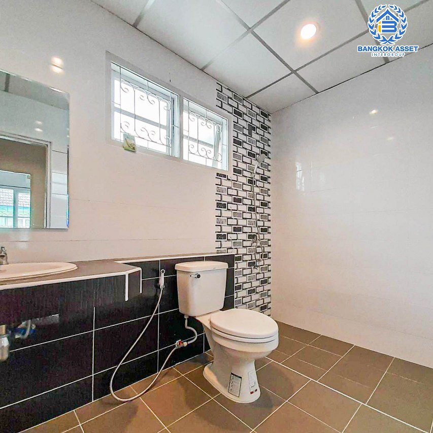 *****ทาวน์เฮ้าส์มือสอง โครงการ บุศรินทร์ วงแหวน-รัตนาธิเบศร์ เนื้อที่กว้าง 28.10 ตร.ว. ฟังก์ชัน 4 ห้องนอน 2 ห้องน้ำ ภายในโล่งกว้าง แต่งสวยสไตล์โมเดิร์น ฟรี! เครื่องปรับอากาศ บนทำเลเดินทางสะดวก เชื่อมต่อถนนบ้านกล้วย-ไทรน้อย, ถนนบางกรวย-ไทรน้อย, ถนนกาญจณาภิเษก ใกล้จุดขึ้นทางด่วน "ศรีรัช" จองเลย!