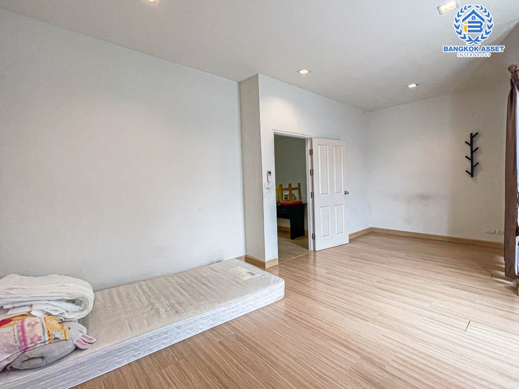 *****ทาวน์เฮ้าส์มือสองนนทบุรี โครงการ พลีโน่ ติวานนท์-แจ้งวัฒนะ บ้านหลังมุม เนื้อที่ 22.1 ตร.ว สภาพดี พื้นที่ใช้สอยเยอะ กับฟังก์ชัน 3 ห้องนอน 2 ห้องน้ำ 2 ที่จอดรถ พิเศษฟรี! 2 เครื่องปรับอากาศ ทำเลในเมือง เชื่อมต่อถนนติวานนท์, ถนนศรีสมาน ใกล้ "สนามบินดอนเมือง" และ "ศูนย์การประชุมอิมแพ็ค เมืองทองธานี"