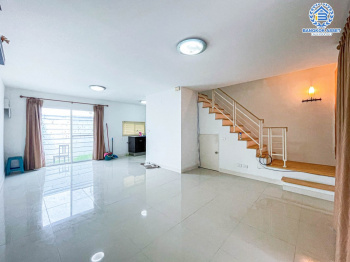 *****ทาวน์เฮ้าส์มือสองนนทบุรี โครงการ พลีโน่ ติวานนท์-แจ้งวัฒนะ บ้านหลังมุม เนื้อที่ 22.1 ตร.ว สภาพดี พื้นที่ใช้สอยเยอะ กับฟังก์ชัน 3 ห้องนอน 2 ห้องน้ำ 2 ที่จอดรถ พิเศษฟรี! 2 เครื่องปรับอากาศ ทำเลในเมือง เชื่อมต่อถนนติวานนท์, ถนนศรีสมาน ใกล้ "สนามบินดอนเมือง" และ "ศูนย์การประชุมอิมแพ็ค เมืองทองธานี"