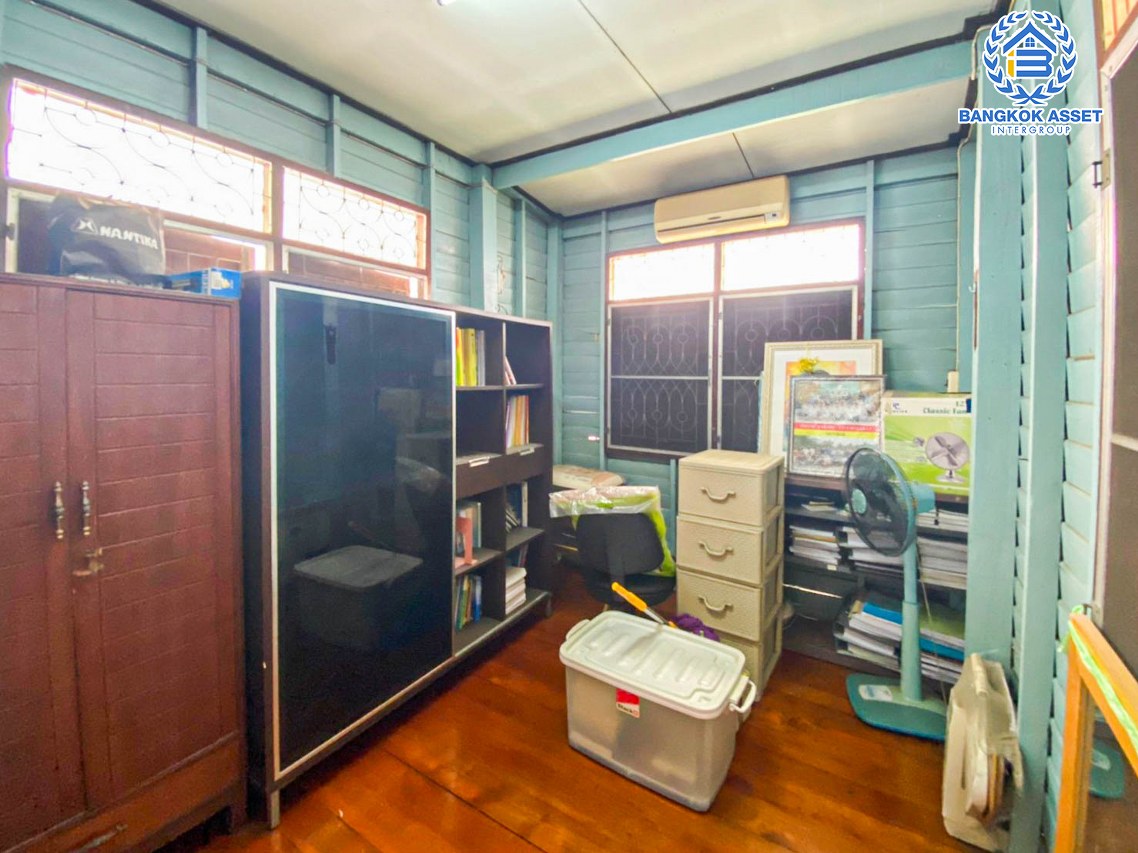 *****บ้านเดี่ยวมือสอง ซอยกรุงเทพ-นนทบุรี56 เนื้อที่กว้าง 74 ตร.ว. ฟังก์ชัน 4 ห้องนอน 1 ห้องน้ำ ภายในสภาพดี ตั้งบนทำเลชุมชน เดินทางสะดวกสบาย เชื่อมต่อถนนวงศ์สว่าง, ถนนกรุงเทพ-นนทบุรี, ถนนนครอินทร์, ถนนติวานนท์ ใกล้รถไฟฟ้าสายสีม่วง "สถานีวงศ์สว่าง" และทางด่วน "ศรีรัช" จองเลย!