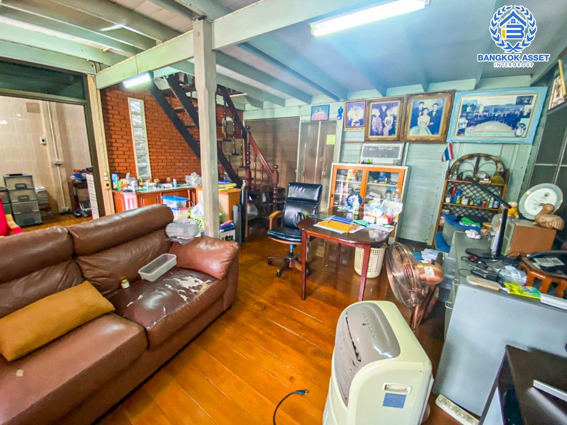 *****บ้านเดี่ยวมือสอง ซอยกรุงเทพ-นนทบุรี56 เนื้อที่กว้าง 74 ตร.ว. ฟังก์ชัน 4 ห้องนอน 1 ห้องน้ำ ภายในสภาพดี ตั้งบนทำเลชุมชน เดินทางสะดวกสบาย เชื่อมต่อถนนวงศ์สว่าง, ถนนกรุงเทพ-นนทบุรี, ถนนนครอินทร์, ถนนติวานนท์ ใกล้รถไฟฟ้าสายสีม่วง "สถานีวงศ์สว่าง" และทางด่วน "ศรีรัช" จองเลย!