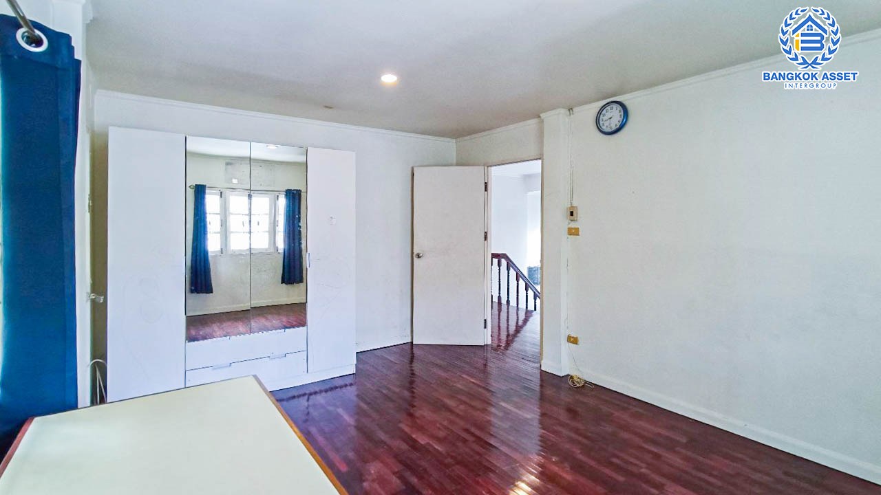 *****บ้านเดี่ยวมือสองกรุงเทพมหานคร โครงการ สัมมากร รามคำแหง110 เนื้อที่กว้างขวางถึง 75 ตร.ว. ฟังก์ชัน 3 ห้องนอน 4 ห้องน้ำ 2 ที่จอดรถ แถมฟรี! 1 เครื่องปรับอากาศ บนทำเลเยี่ยม ใกล้รถไฟฟ้าสายสีส้ม (ในอนาคต) "สถานีสัมมากร" และทางด่วน "มอเตอร์เวย์-สุวรรณภูมิ"