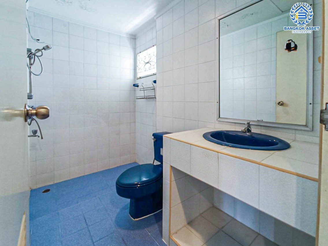 *****บ้านเดี่ยวมือสองกรุงเทพมหานคร โครงการ สัมมากร รามคำแหง110 เนื้อที่กว้างขวางถึง 75 ตร.ว. ฟังก์ชัน 3 ห้องนอน 4 ห้องน้ำ 2 ที่จอดรถ แถมฟรี! 1 เครื่องปรับอากาศ บนทำเลเยี่ยม ใกล้รถไฟฟ้าสายสีส้ม (ในอนาคต) "สถานีสัมมากร" และทางด่วน "มอเตอร์เวย์-สุวรรณภูมิ"