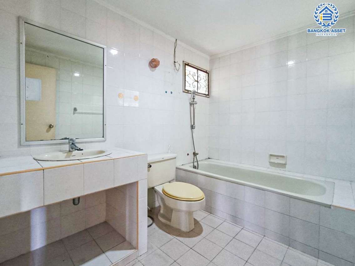 *****บ้านเดี่ยวมือสองกรุงเทพมหานคร โครงการ สัมมากร รามคำแหง110 เนื้อที่กว้างขวางถึง 75 ตร.ว. ฟังก์ชัน 3 ห้องนอน 4 ห้องน้ำ 2 ที่จอดรถ แถมฟรี! 1 เครื่องปรับอากาศ บนทำเลเยี่ยม ใกล้รถไฟฟ้าสายสีส้ม (ในอนาคต) "สถานีสัมมากร" และทางด่วน "มอเตอร์เวย์-สุวรรณภูมิ"