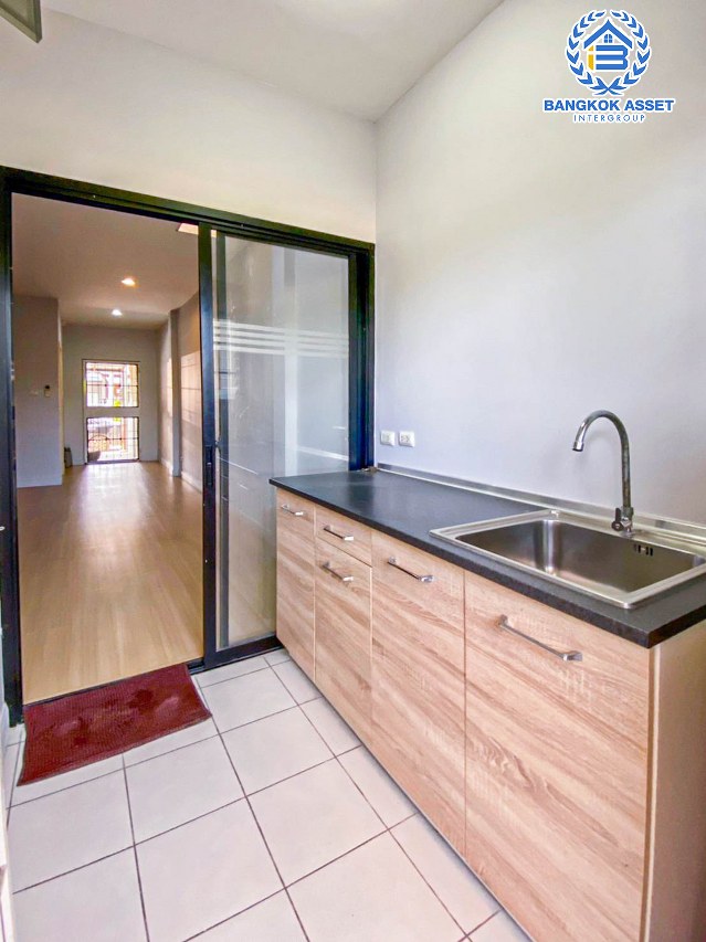 ทาวน์เฮ้าส์มือสอง ปทุมธานี โครงการ เลอวิลล์พลัส รังสิต-นครนายก เนื้อที่ 23.70 ตร.ว. ฟังก์ชัน 2 ห้องนอน 1 ห้องน้ำ แถมฟรี! เครื่องปรับอากาศ และเครื่องทำน้ำอุ่น ภายในตกแต่งแบบโมเดิร์นสภาพดี ราคาสุดคุ้ม บนทำเลเดินทางสะดวก เข้า-ออกได้ทั้งถนนรังสิต-นครนายก, ถนนคลองหลวง, ถนนคลอง7 ใกล้ศูนย์การค้าฟิวเจอร์พาร์ครังสิต จองเลย!