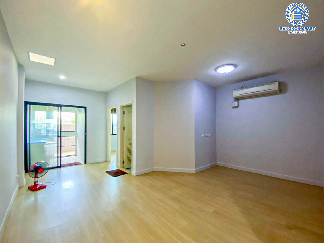 ทาวน์เฮ้าส์มือสอง ปทุมธานี โครงการ เลอวิลล์พลัส รังสิต-นครนายก เนื้อที่ 23.70 ตร.ว. ฟังก์ชัน 2 ห้องนอน 1 ห้องน้ำ แถมฟรี! เครื่องปรับอากาศ และเครื่องทำน้ำอุ่น ภายในตกแต่งแบบโมเดิร์นสภาพดี ราคาสุดคุ้ม บนทำเลเดินทางสะดวก เข้า-ออกได้ทั้งถนนรังสิต-นครนายก, ถนนคลองหลวง, ถนนคลอง7 ใกล้ศูนย์การค้าฟิวเจอร์พาร์ครังสิต จองเลย!