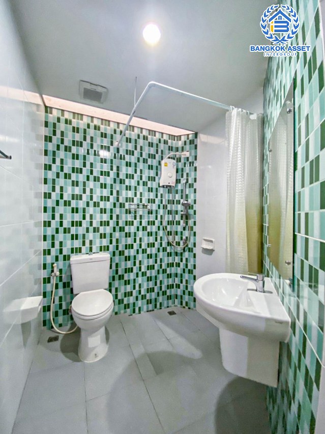 ทาวน์เฮ้าส์มือสอง ปทุมธานี โครงการ เลอวิลล์พลัส รังสิต-นครนายก เนื้อที่ 23.70 ตร.ว. ฟังก์ชัน 2 ห้องนอน 1 ห้องน้ำ แถมฟรี! เครื่องปรับอากาศ และเครื่องทำน้ำอุ่น ภายในตกแต่งแบบโมเดิร์นสภาพดี ราคาสุดคุ้ม บนทำเลเดินทางสะดวก เข้า-ออกได้ทั้งถนนรังสิต-นครนายก, ถนนคลองหลวง, ถนนคลอง7 ใกล้ศูนย์การค้าฟิวเจอร์พาร์ครังสิต จองเลย!