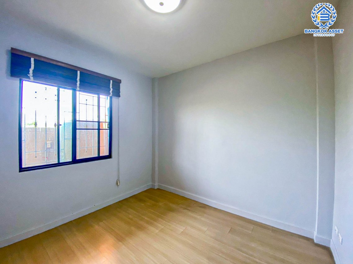 ทาวน์เฮ้าส์มือสอง ปทุมธานี โครงการ เลอวิลล์พลัส รังสิต-นครนายก เนื้อที่ 23.70 ตร.ว. ฟังก์ชัน 2 ห้องนอน 1 ห้องน้ำ แถมฟรี! เครื่องปรับอากาศ และเครื่องทำน้ำอุ่น ภายในตกแต่งแบบโมเดิร์นสภาพดี ราคาสุดคุ้ม บนทำเลเดินทางสะดวก เข้า-ออกได้ทั้งถนนรังสิต-นครนายก, ถนนคลองหลวง, ถนนคลอง7 ใกล้ศูนย์การค้าฟิวเจอร์พาร์ครังสิต จองเลย!