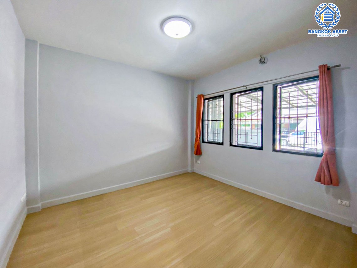 ทาวน์เฮ้าส์มือสอง ปทุมธานี โครงการ เลอวิลล์พลัส รังสิต-นครนายก เนื้อที่ 23.70 ตร.ว. ฟังก์ชัน 2 ห้องนอน 1 ห้องน้ำ แถมฟรี! เครื่องปรับอากาศ และเครื่องทำน้ำอุ่น ภายในตกแต่งแบบโมเดิร์นสภาพดี ราคาสุดคุ้ม บนทำเลเดินทางสะดวก เข้า-ออกได้ทั้งถนนรังสิต-นครนายก, ถนนคลองหลวง, ถนนคลอง7 ใกล้ศูนย์การค้าฟิวเจอร์พาร์ครังสิต จองเลย!