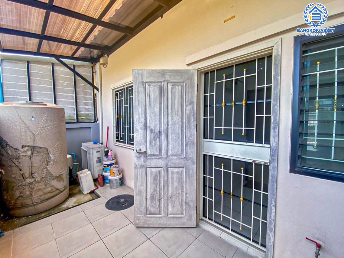 ทาวน์เฮ้าส์มือสอง ปทุมธานี โครงการ เลอวิลล์พลัส รังสิต-นครนายก เนื้อที่ 23.70 ตร.ว. ฟังก์ชัน 2 ห้องนอน 1 ห้องน้ำ แถมฟรี! เครื่องปรับอากาศ และเครื่องทำน้ำอุ่น ภายในตกแต่งแบบโมเดิร์นสภาพดี ราคาสุดคุ้ม บนทำเลเดินทางสะดวก เข้า-ออกได้ทั้งถนนรังสิต-นครนายก, ถนนคลองหลวง, ถนนคลอง7 ใกล้ศูนย์การค้าฟิวเจอร์พาร์ครังสิต จองเลย!