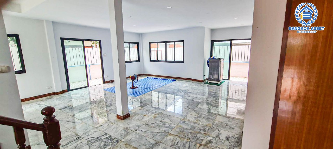 *****บ้านเดี่ยวมือสองกรุงเทพมหานคร หมู่บ้านอักษรา พุทธมณฑล สาย3 เนื้อที่ 77 ตร.ว บ้านสไตล์หรูหรา ราคาดี กับฟังก์ชัน 4 ห้องนอน 3 ห้องน้ำ 2 ที่จอดรถ ทำเลเยี่ยม ถนนโล่ง เชื่อมต่อถนนพุทธมณฑลสาย3, ถนนเลียบคลองทวีวัฒนา ใกล้สวนสาธารณะ "พุทธมณฑล" และ "มหาวิทยาลัยมหิดล ศาลายา"