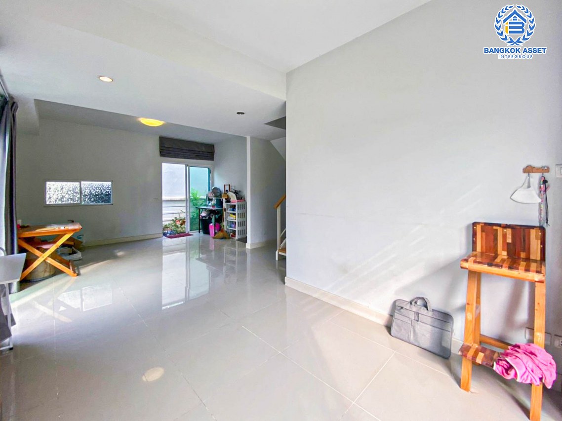 *****ทาวน์เฮาส์มือสอง โซนนนทบุรี โครงการ เดอะคัลเลอร์ กาญจนาภิเษก-ราชพฤกษ์ เนื้อที่ 26 ตร.ว หลังมุม ร่วมกับฟังก์ชัน 3 ห้องนอน 2 ห้องน้ำ 1 บ้านสภาพสวย พร้อมอยู่ แถมฟรี! เครื่องปรับอากาศ และเครื่องทำน้ำอุ่น บนทำเลดี สภาพแวดล้อมสวยและสงบ โครงการใกล้โรงพยาบาล เชื่อมต่อถนนบางกรวย-ไทรน้อย