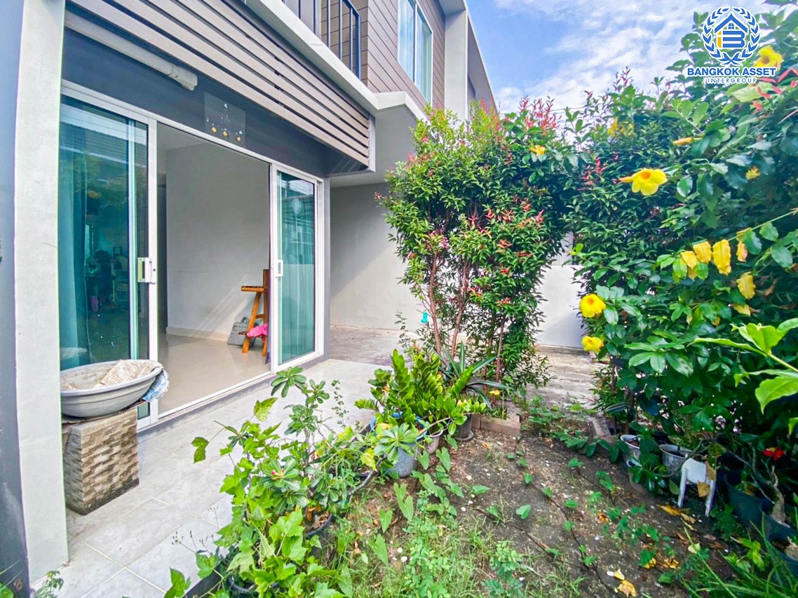 *****ทาวน์เฮาส์มือสอง โซนนนทบุรี โครงการ เดอะคัลเลอร์ กาญจนาภิเษก-ราชพฤกษ์ เนื้อที่ 26 ตร.ว หลังมุม ร่วมกับฟังก์ชัน 3 ห้องนอน 2 ห้องน้ำ 1 บ้านสภาพสวย พร้อมอยู่ แถมฟรี! เครื่องปรับอากาศ และเครื่องทำน้ำอุ่น บนทำเลดี สภาพแวดล้อมสวยและสงบ โครงการใกล้โรงพยาบาล เชื่อมต่อถนนบางกรวย-ไทรน้อย