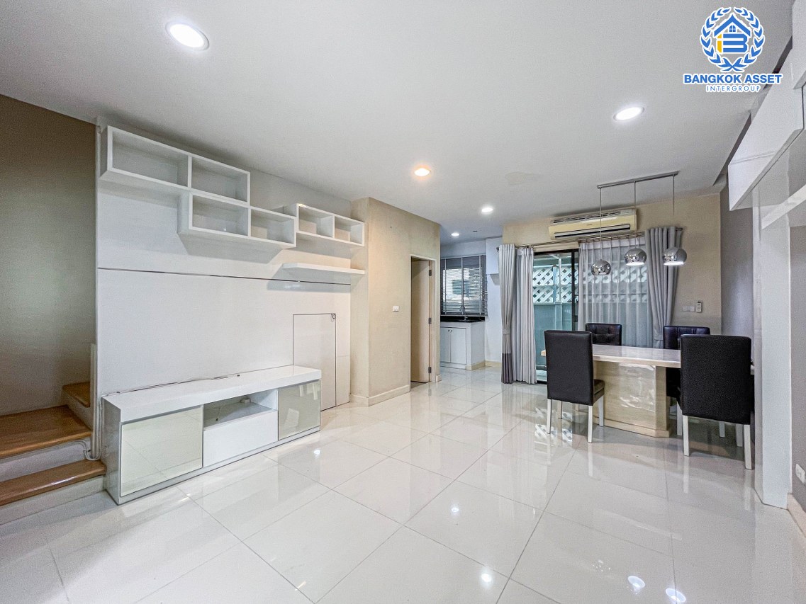 ทาวน์เฮ้าส์มือสอง นนทบุรี โครงการ บ้านกลางเมือง รัตนาธิเบศร์ เนื้อที่ 18.10 ตร.ว. ฟังก์ชันจัดเต็ม 3 ห้องนอน 3 ห้องน้ำ 2 ที่จอดรถ บ้านสภาพดี พร้อมเฟอร์นิเจอร์บิ้วอินทุกห้องนอน ในราคาสุดคุ้ม บนทำเลแห่งการเดินทาง โครงการรถไฟฟ้าสายสีม่วง "สถานีแยกนนทบุรี1" และทางด่วน "งามวงศ์วาน" จองเลย!