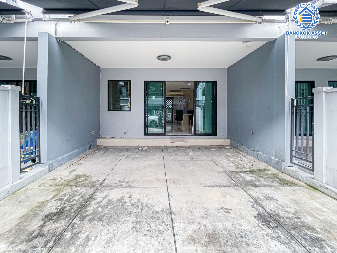 ทาวน์เฮ้าส์มือสอง นนทบุรี โครงการ บ้านกลางเมือง รัตนาธิเบศร์ เนื้อที่ 18.10 ตร.ว. ฟังก์ชันจัดเต็ม 3 ห้องนอน 3 ห้องน้ำ 2 ที่จอดรถ บ้านสภาพดี พร้อมเฟอร์นิเจอร์บิ้วอินทุกห้องนอน ในราคาสุดคุ้ม บนทำเลแห่งการเดินทาง โครงการรถไฟฟ้าสายสีม่วง "สถานีแยกนนทบุรี1" และทางด่วน "งามวงศ์วาน" จองเลย!