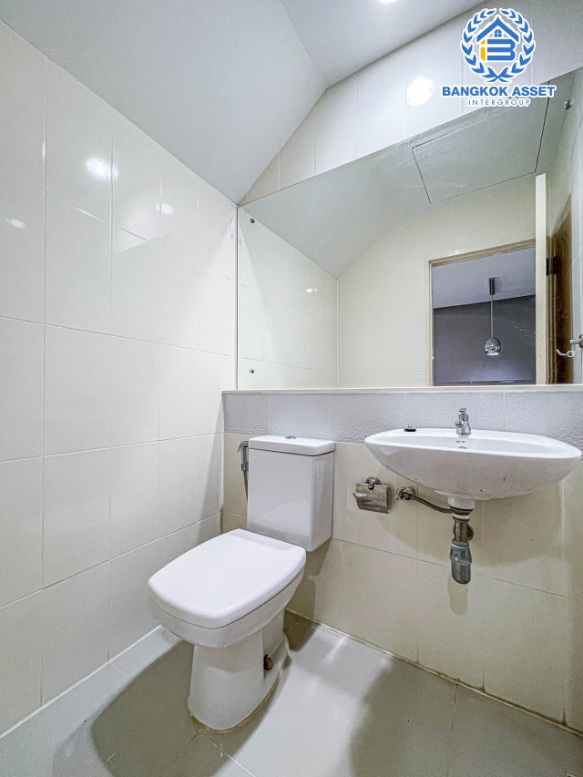 ทาวน์เฮ้าส์มือสอง นนทบุรี โครงการ บ้านกลางเมือง รัตนาธิเบศร์ เนื้อที่ 18.10 ตร.ว. ฟังก์ชันจัดเต็ม 3 ห้องนอน 3 ห้องน้ำ 2 ที่จอดรถ บ้านสภาพดี พร้อมเฟอร์นิเจอร์บิ้วอินทุกห้องนอน ในราคาสุดคุ้ม บนทำเลแห่งการเดินทาง โครงการรถไฟฟ้าสายสีม่วง "สถานีแยกนนทบุรี1" และทางด่วน "งามวงศ์วาน" จองเลย!