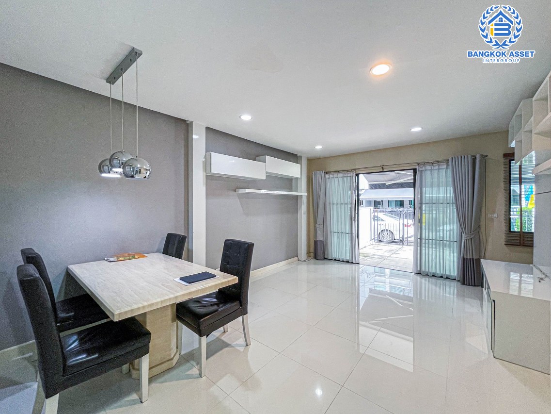 ทาวน์เฮ้าส์มือสอง นนทบุรี โครงการ บ้านกลางเมือง รัตนาธิเบศร์ เนื้อที่ 18.10 ตร.ว. ฟังก์ชันจัดเต็ม 3 ห้องนอน 3 ห้องน้ำ 2 ที่จอดรถ บ้านสภาพดี พร้อมเฟอร์นิเจอร์บิ้วอินทุกห้องนอน ในราคาสุดคุ้ม บนทำเลแห่งการเดินทาง โครงการรถไฟฟ้าสายสีม่วง "สถานีแยกนนทบุรี1" และทางด่วน "งามวงศ์วาน" จองเลย!