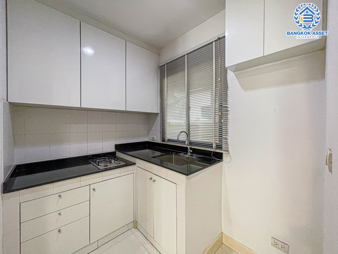 ทาวน์เฮ้าส์มือสอง นนทบุรี โครงการ บ้านกลางเมือง รัตนาธิเบศร์ เนื้อที่ 18.10 ตร.ว. ฟังก์ชันจัดเต็ม 3 ห้องนอน 3 ห้องน้ำ 2 ที่จอดรถ บ้านสภาพดี พร้อมเฟอร์นิเจอร์บิ้วอินทุกห้องนอน ในราคาสุดคุ้ม บนทำเลแห่งการเดินทาง โครงการรถไฟฟ้าสายสีม่วง "สถานีแยกนนทบุรี1" และทางด่วน "งามวงศ์วาน" จองเลย!