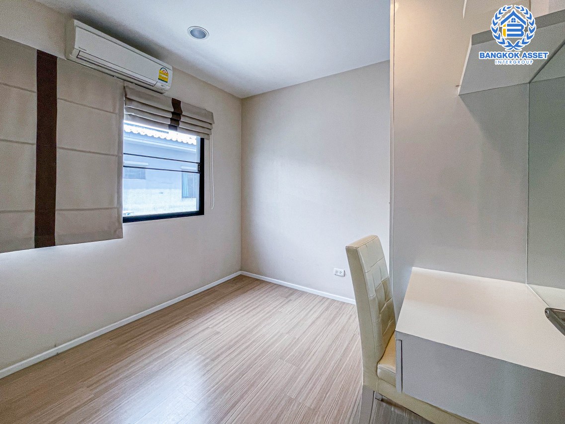 ทาวน์เฮ้าส์มือสอง นนทบุรี โครงการ บ้านกลางเมือง รัตนาธิเบศร์ เนื้อที่ 18.10 ตร.ว. ฟังก์ชันจัดเต็ม 3 ห้องนอน 3 ห้องน้ำ 2 ที่จอดรถ บ้านสภาพดี พร้อมเฟอร์นิเจอร์บิ้วอินทุกห้องนอน ในราคาสุดคุ้ม บนทำเลแห่งการเดินทาง โครงการรถไฟฟ้าสายสีม่วง "สถานีแยกนนทบุรี1" และทางด่วน "งามวงศ์วาน" จองเลย!