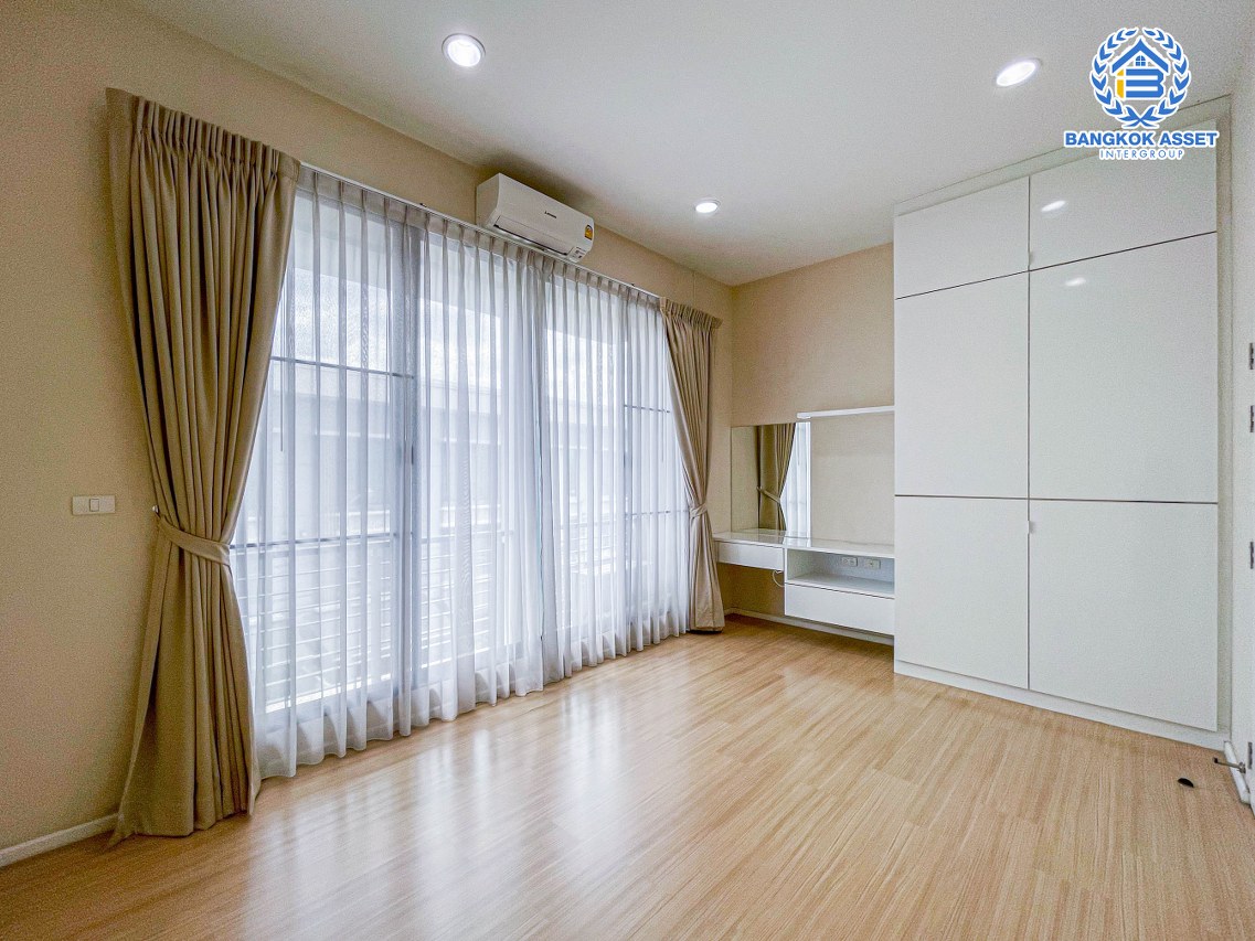 ทาวน์เฮ้าส์มือสอง นนทบุรี โครงการ บ้านกลางเมือง รัตนาธิเบศร์ เนื้อที่ 18.10 ตร.ว. ฟังก์ชันจัดเต็ม 3 ห้องนอน 3 ห้องน้ำ 2 ที่จอดรถ บ้านสภาพดี พร้อมเฟอร์นิเจอร์บิ้วอินทุกห้องนอน ในราคาสุดคุ้ม บนทำเลแห่งการเดินทาง โครงการรถไฟฟ้าสายสีม่วง "สถานีแยกนนทบุรี1" และทางด่วน "งามวงศ์วาน" จองเลย!