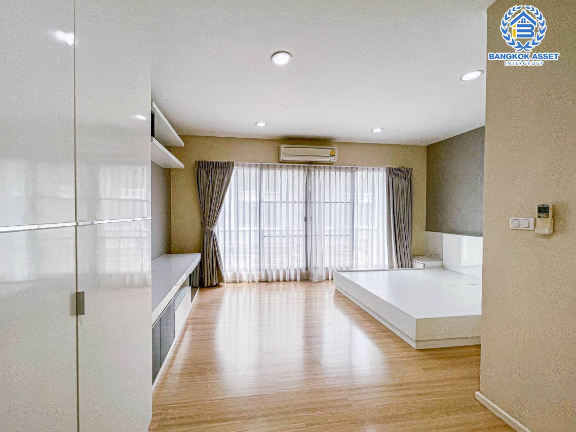 ทาวน์เฮ้าส์มือสอง นนทบุรี โครงการ บ้านกลางเมือง รัตนาธิเบศร์ เนื้อที่ 18.10 ตร.ว. ฟังก์ชันจัดเต็ม 3 ห้องนอน 3 ห้องน้ำ 2 ที่จอดรถ บ้านสภาพดี พร้อมเฟอร์นิเจอร์บิ้วอินทุกห้องนอน ในราคาสุดคุ้ม บนทำเลแห่งการเดินทาง โครงการรถไฟฟ้าสายสีม่วง "สถานีแยกนนทบุรี1" และทางด่วน "งามวงศ์วาน" จองเลย!