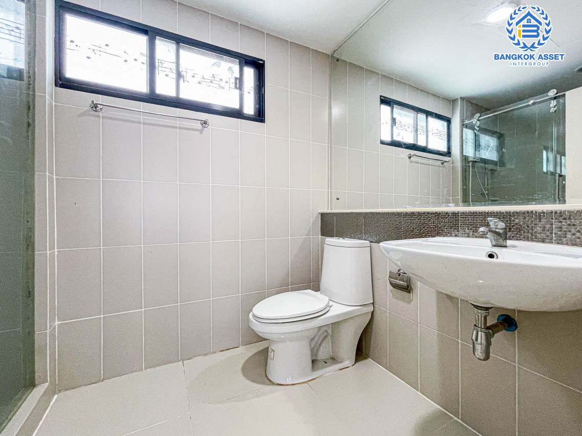 ทาวน์เฮ้าส์มือสอง นนทบุรี โครงการ บ้านกลางเมือง รัตนาธิเบศร์ เนื้อที่ 18.10 ตร.ว. ฟังก์ชันจัดเต็ม 3 ห้องนอน 3 ห้องน้ำ 2 ที่จอดรถ บ้านสภาพดี พร้อมเฟอร์นิเจอร์บิ้วอินทุกห้องนอน ในราคาสุดคุ้ม บนทำเลแห่งการเดินทาง โครงการรถไฟฟ้าสายสีม่วง "สถานีแยกนนทบุรี1" และทางด่วน "งามวงศ์วาน" จองเลย!