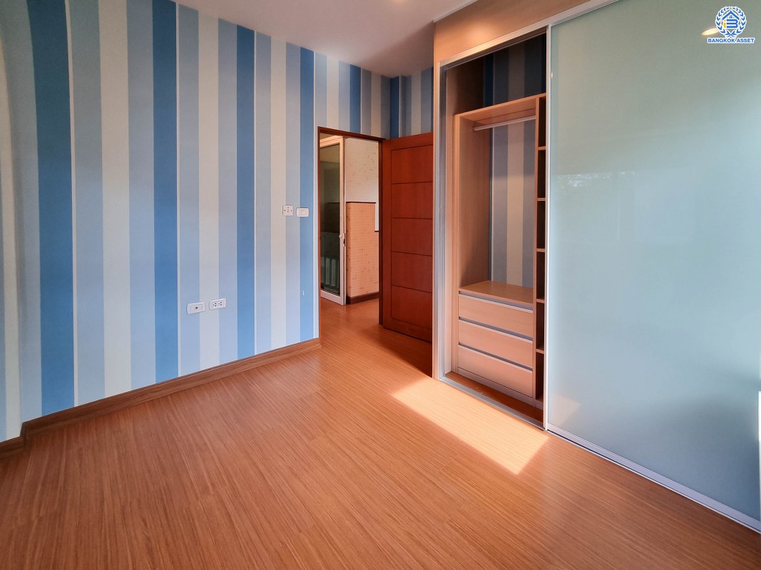 บ้านเดี่ยวมือสองนนทบุรี เพอร์เฟคเพลส2 รัตนาธิเบศร์ เนื้อที่ 69 ตร.ว หลังมุม สภาพสวย โดดเด่น พร้อมฟังก์ชัน 3 ห้องนอน 2 ห้องน้ำ 2 ที่จอดรถ บนทำเลเดินทางสะดวก เชื่อมต่อถนนรัตนาธิเบศร์,  ถนนไทรม้า, ถนนราชพฤกษ์ ใกล้โครงการรถไฟฟ้าสายสีม่วง "สถานีไทรม้า" และจุดขึ้นทางด่วน "งามวงศ์วาน"