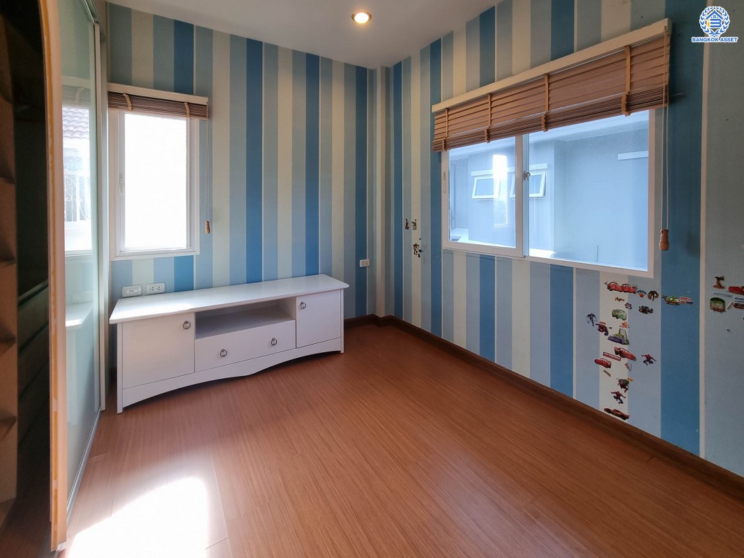 บ้านเดี่ยวมือสองนนทบุรี เพอร์เฟคเพลส2 รัตนาธิเบศร์ เนื้อที่ 69 ตร.ว หลังมุม สภาพสวย โดดเด่น พร้อมฟังก์ชัน 3 ห้องนอน 2 ห้องน้ำ 2 ที่จอดรถ บนทำเลเดินทางสะดวก เชื่อมต่อถนนรัตนาธิเบศร์,  ถนนไทรม้า, ถนนราชพฤกษ์ ใกล้โครงการรถไฟฟ้าสายสีม่วง "สถานีไทรม้า" และจุดขึ้นทางด่วน "งามวงศ์วาน"