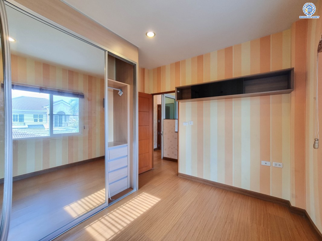 บ้านเดี่ยวมือสองนนทบุรี เพอร์เฟคเพลส2 รัตนาธิเบศร์ เนื้อที่ 69 ตร.ว หลังมุม สภาพสวย โดดเด่น พร้อมฟังก์ชัน 3 ห้องนอน 2 ห้องน้ำ 2 ที่จอดรถ บนทำเลเดินทางสะดวก เชื่อมต่อถนนรัตนาธิเบศร์,  ถนนไทรม้า, ถนนราชพฤกษ์ ใกล้โครงการรถไฟฟ้าสายสีม่วง "สถานีไทรม้า" และจุดขึ้นทางด่วน "งามวงศ์วาน"