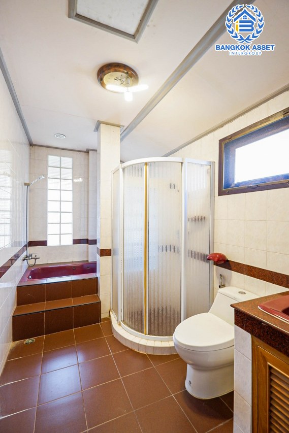 บ้านเดี่ยวมือสอง โครงการ เมืองเอกโครงการ3 พหลโยธิน87 เนื้อที่กว้างขวาง 105 ตร.ว. ฟังก์ชัน 3 ห้องนอน 3 ห้องน้ำ 2 ที่จอดรถ บ้านสภาพดี สไตล์สวยโทนไม้ทำให้บ้านดูโดดเด่น ตั้งบนทำเลดี เชื่อมต่อถนนถนนเอกทักษิณ, ถนนพหลโยธิน, ถนนเอกบูรพา ใกล้รถไฟฟ้าสายสีแดง "สถานีหลักหก" และจุดขึ้นทางด่วน "อุตราภิมุข"