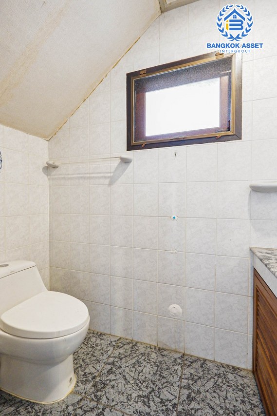 บ้านเดี่ยวมือสอง โครงการ เมืองเอกโครงการ3 พหลโยธิน87 เนื้อที่กว้างขวาง 105 ตร.ว. ฟังก์ชัน 3 ห้องนอน 3 ห้องน้ำ 2 ที่จอดรถ บ้านสภาพดี สไตล์สวยโทนไม้ทำให้บ้านดูโดดเด่น ตั้งบนทำเลดี เชื่อมต่อถนนถนนเอกทักษิณ, ถนนพหลโยธิน, ถนนเอกบูรพา ใกล้รถไฟฟ้าสายสีแดง "สถานีหลักหก" และจุดขึ้นทางด่วน "อุตราภิมุข"