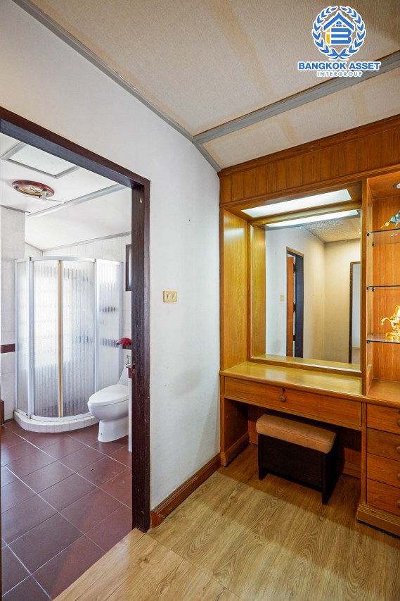 บ้านเดี่ยวมือสอง โครงการ เมืองเอกโครงการ3 พหลโยธิน87 เนื้อที่กว้างขวาง 105 ตร.ว. ฟังก์ชัน 3 ห้องนอน 3 ห้องน้ำ 2 ที่จอดรถ บ้านสภาพดี สไตล์สวยโทนไม้ทำให้บ้านดูโดดเด่น ตั้งบนทำเลดี เชื่อมต่อถนนถนนเอกทักษิณ, ถนนพหลโยธิน, ถนนเอกบูรพา ใกล้รถไฟฟ้าสายสีแดง "สถานีหลักหก" และจุดขึ้นทางด่วน "อุตราภิมุข"