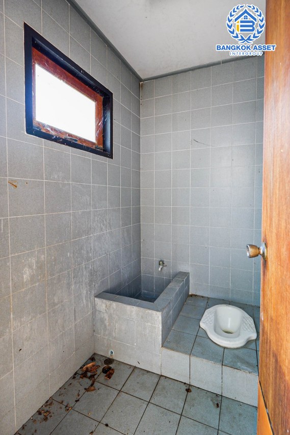 บ้านเดี่ยวมือสอง โครงการ เมืองเอกโครงการ3 พหลโยธิน87 เนื้อที่กว้างขวาง 105 ตร.ว. ฟังก์ชัน 3 ห้องนอน 3 ห้องน้ำ 2 ที่จอดรถ บ้านสภาพดี สไตล์สวยโทนไม้ทำให้บ้านดูโดดเด่น ตั้งบนทำเลดี เชื่อมต่อถนนถนนเอกทักษิณ, ถนนพหลโยธิน, ถนนเอกบูรพา ใกล้รถไฟฟ้าสายสีแดง "สถานีหลักหก" และจุดขึ้นทางด่วน "อุตราภิมุข"