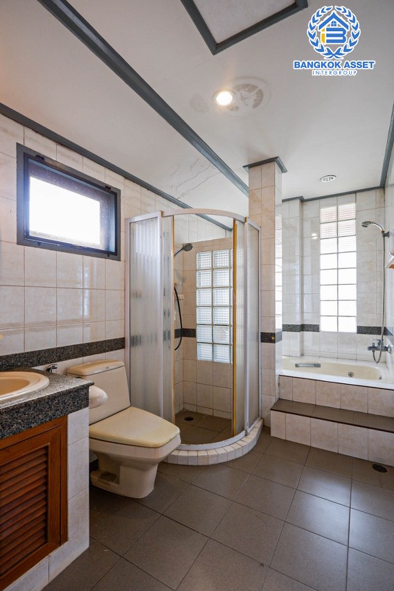 บ้านเดี่ยวมือสอง โครงการ เมืองเอกโครงการ3 พหลโยธิน87 เนื้อที่กว้างขวาง 105 ตร.ว. ฟังก์ชัน 3 ห้องนอน 3 ห้องน้ำ 2 ที่จอดรถ บ้านสภาพดี สไตล์สวยโทนไม้ทำให้บ้านดูโดดเด่น ตั้งบนทำเลดี เชื่อมต่อถนนถนนเอกทักษิณ, ถนนพหลโยธิน, ถนนเอกบูรพา ใกล้รถไฟฟ้าสายสีแดง "สถานีหลักหก" และจุดขึ้นทางด่วน "อุตราภิมุข"