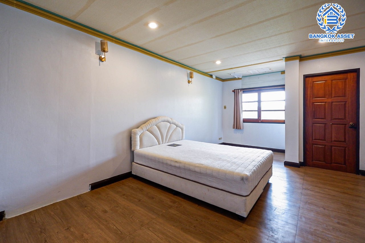 บ้านเดี่ยวมือสอง โครงการ เมืองเอกโครงการ3 พหลโยธิน87 เนื้อที่กว้างขวาง 105 ตร.ว. ฟังก์ชัน 3 ห้องนอน 3 ห้องน้ำ 2 ที่จอดรถ บ้านสภาพดี สไตล์สวยโทนไม้ทำให้บ้านดูโดดเด่น ตั้งบนทำเลดี เชื่อมต่อถนนถนนเอกทักษิณ, ถนนพหลโยธิน, ถนนเอกบูรพา ใกล้รถไฟฟ้าสายสีแดง "สถานีหลักหก" และจุดขึ้นทางด่วน "อุตราภิมุข"