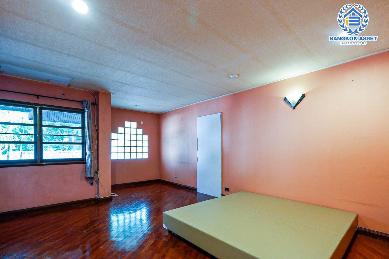 บ้านเดี่ยวมือสอง โครงการ เมืองเอกโครงการ3 พหลโยธิน87 เนื้อที่กว้างขวาง 105 ตร.ว. ฟังก์ชัน 3 ห้องนอน 3 ห้องน้ำ 2 ที่จอดรถ บ้านสภาพดี สไตล์สวยโทนไม้ทำให้บ้านดูโดดเด่น ตั้งบนทำเลดี เชื่อมต่อถนนถนนเอกทักษิณ, ถนนพหลโยธิน, ถนนเอกบูรพา ใกล้รถไฟฟ้าสายสีแดง "สถานีหลักหก" และจุดขึ้นทางด่วน "อุตราภิมุข"