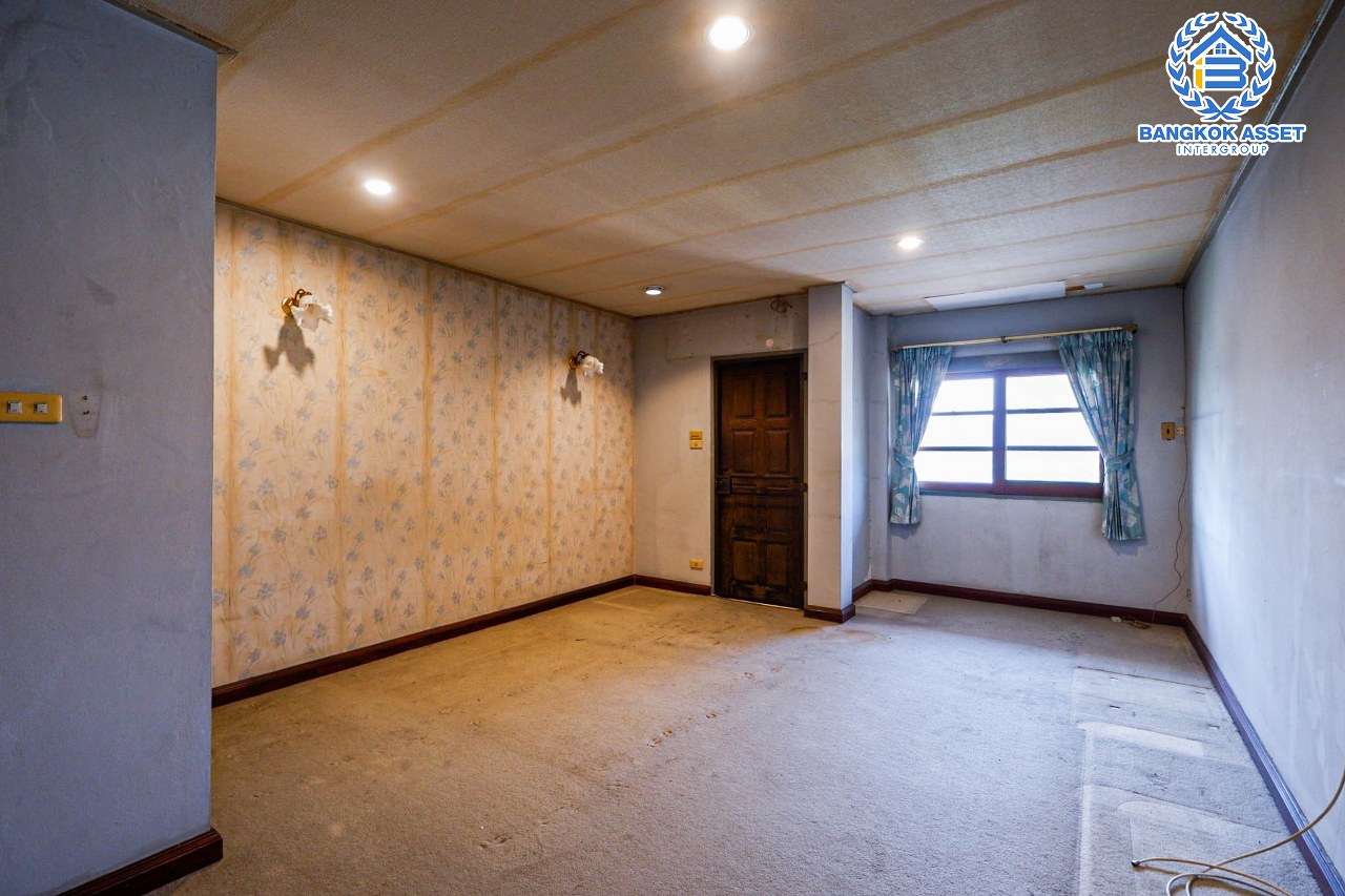 บ้านเดี่ยวมือสอง โครงการ เมืองเอกโครงการ3 พหลโยธิน87 เนื้อที่กว้างขวาง 105 ตร.ว. ฟังก์ชัน 3 ห้องนอน 3 ห้องน้ำ 2 ที่จอดรถ บ้านสภาพดี สไตล์สวยโทนไม้ทำให้บ้านดูโดดเด่น ตั้งบนทำเลดี เชื่อมต่อถนนถนนเอกทักษิณ, ถนนพหลโยธิน, ถนนเอกบูรพา ใกล้รถไฟฟ้าสายสีแดง "สถานีหลักหก" และจุดขึ้นทางด่วน "อุตราภิมุข"