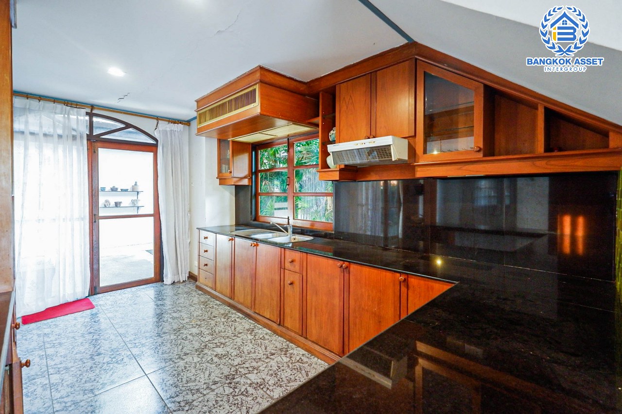 บ้านเดี่ยวมือสอง โครงการ เมืองเอกโครงการ3 พหลโยธิน87 เนื้อที่กว้างขวาง 105 ตร.ว. ฟังก์ชัน 3 ห้องนอน 3 ห้องน้ำ 2 ที่จอดรถ บ้านสภาพดี สไตล์สวยโทนไม้ทำให้บ้านดูโดดเด่น ตั้งบนทำเลดี เชื่อมต่อถนนถนนเอกทักษิณ, ถนนพหลโยธิน, ถนนเอกบูรพา ใกล้รถไฟฟ้าสายสีแดง "สถานีหลักหก" และจุดขึ้นทางด่วน "อุตราภิมุข"