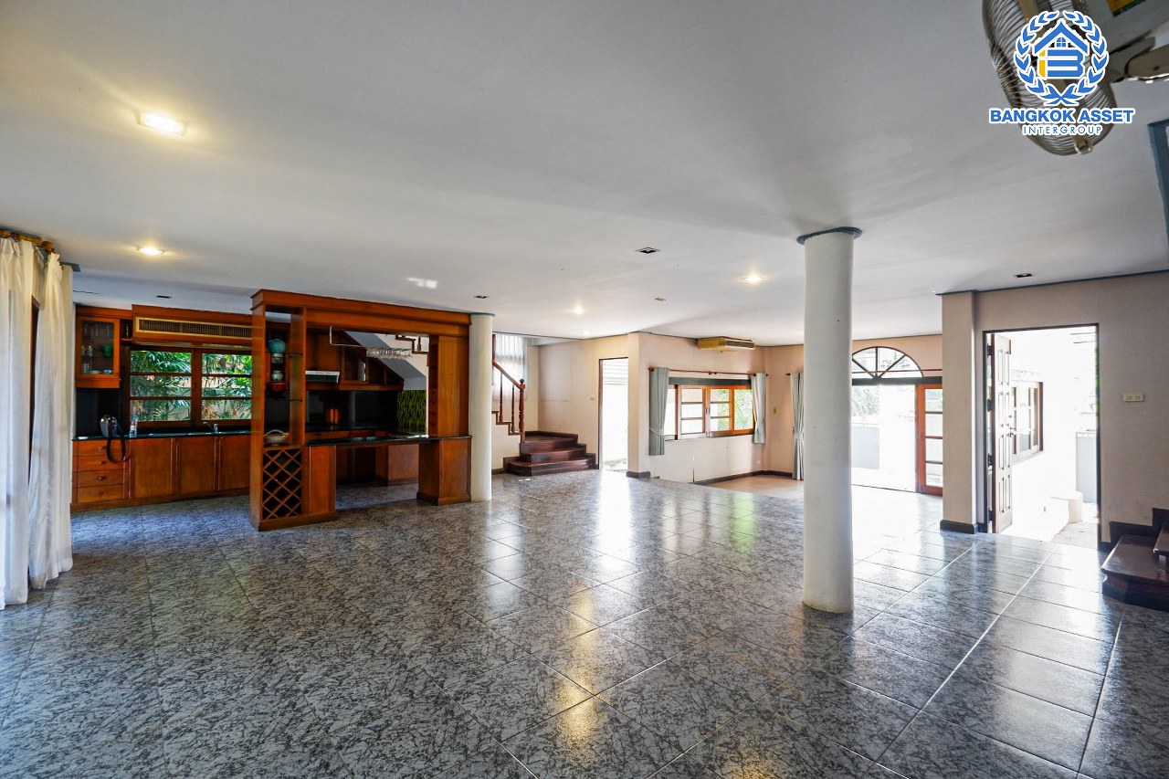 บ้านเดี่ยวมือสอง โครงการ เมืองเอกโครงการ3 พหลโยธิน87 เนื้อที่กว้างขวาง 105 ตร.ว. ฟังก์ชัน 3 ห้องนอน 3 ห้องน้ำ 2 ที่จอดรถ บ้านสภาพดี สไตล์สวยโทนไม้ทำให้บ้านดูโดดเด่น ตั้งบนทำเลดี เชื่อมต่อถนนถนนเอกทักษิณ, ถนนพหลโยธิน, ถนนเอกบูรพา ใกล้รถไฟฟ้าสายสีแดง "สถานีหลักหก" และจุดขึ้นทางด่วน "อุตราภิมุข"