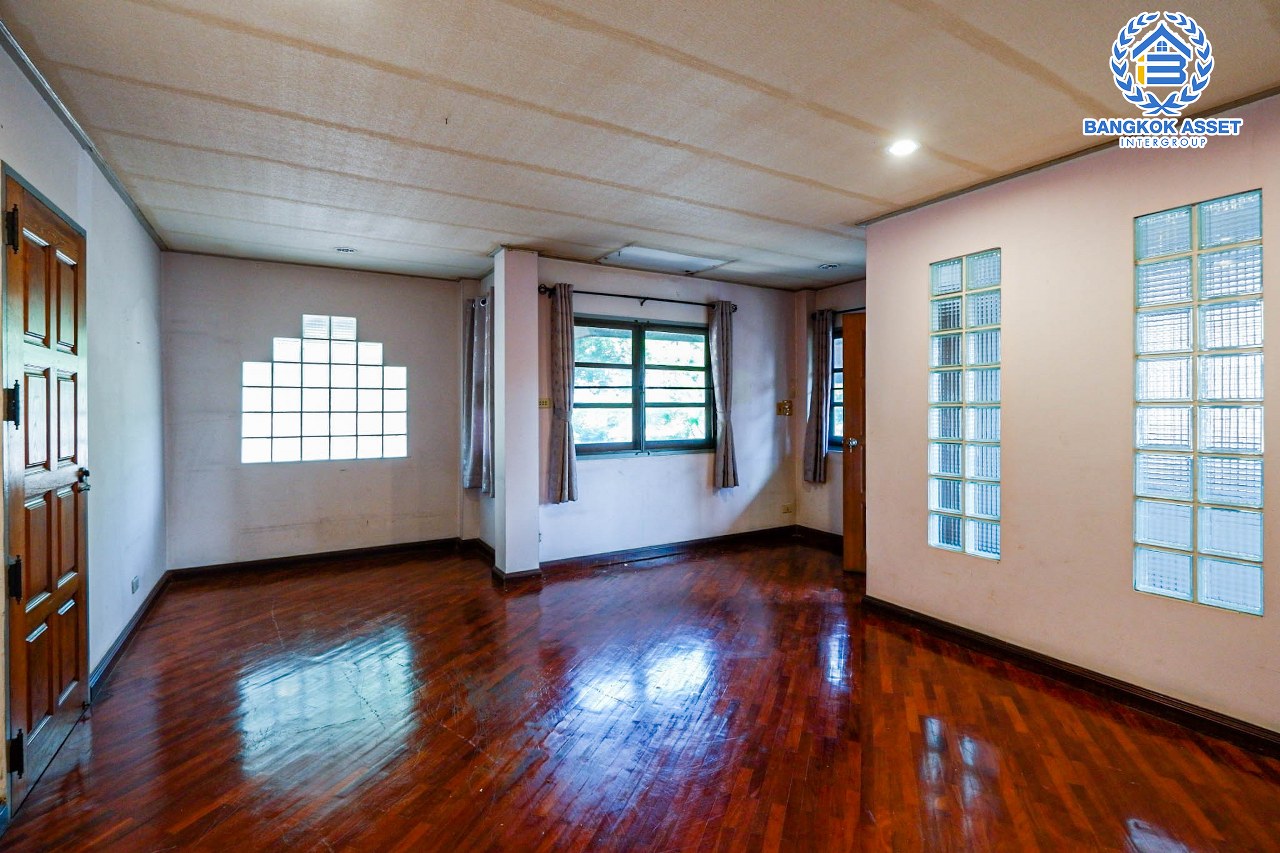 บ้านเดี่ยวมือสอง โครงการ เมืองเอกโครงการ3 พหลโยธิน87 เนื้อที่กว้างขวาง 105 ตร.ว. ฟังก์ชัน 3 ห้องนอน 3 ห้องน้ำ 2 ที่จอดรถ บ้านสภาพดี สไตล์สวยโทนไม้ทำให้บ้านดูโดดเด่น ตั้งบนทำเลดี เชื่อมต่อถนนถนนเอกทักษิณ, ถนนพหลโยธิน, ถนนเอกบูรพา ใกล้รถไฟฟ้าสายสีแดง "สถานีหลักหก" และจุดขึ้นทางด่วน "อุตราภิมุข"