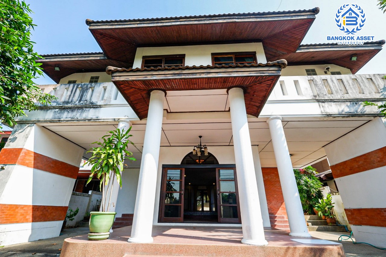 บ้านเดี่ยวมือสอง โครงการ เมืองเอกโครงการ3 พหลโยธิน87 เนื้อที่กว้างขวาง 105 ตร.ว. ฟังก์ชัน 3 ห้องนอน 3 ห้องน้ำ 2 ที่จอดรถ บ้านสภาพดี สไตล์สวยโทนไม้ทำให้บ้านดูโดดเด่น ตั้งบนทำเลดี เชื่อมต่อถนนถนนเอกทักษิณ, ถนนพหลโยธิน, ถนนเอกบูรพา ใกล้รถไฟฟ้าสายสีแดง "สถานีหลักหก" และจุดขึ้นทางด่วน "อุตราภิมุข"