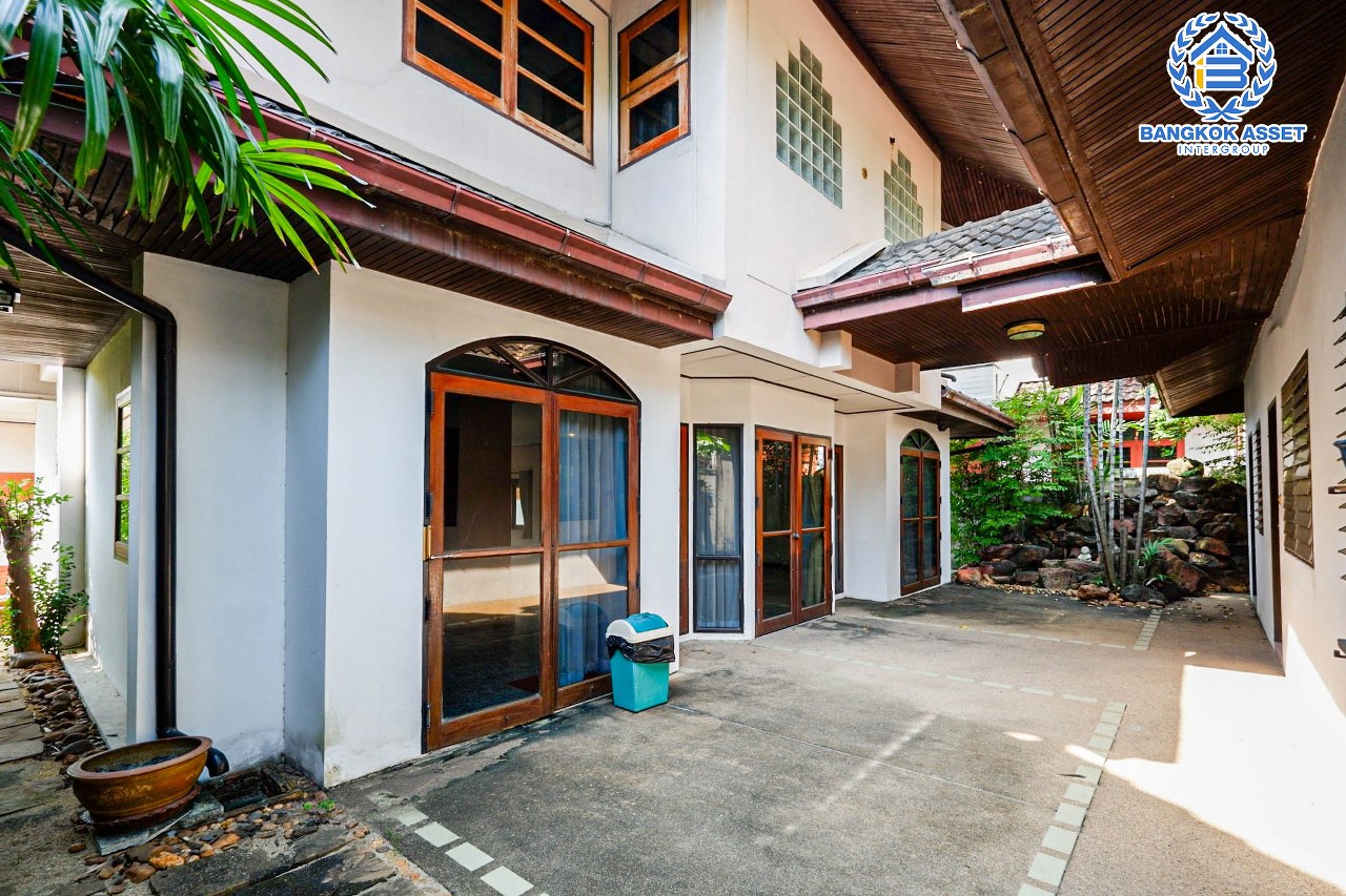 บ้านเดี่ยวมือสอง โครงการ เมืองเอกโครงการ3 พหลโยธิน87 เนื้อที่กว้างขวาง 105 ตร.ว. ฟังก์ชัน 3 ห้องนอน 3 ห้องน้ำ 2 ที่จอดรถ บ้านสภาพดี สไตล์สวยโทนไม้ทำให้บ้านดูโดดเด่น ตั้งบนทำเลดี เชื่อมต่อถนนถนนเอกทักษิณ, ถนนพหลโยธิน, ถนนเอกบูรพา ใกล้รถไฟฟ้าสายสีแดง "สถานีหลักหก" และจุดขึ้นทางด่วน "อุตราภิมุข"